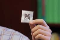 Pour détecter des produits chimiques dangereux, les chercheurs du MIT utilisent désormais de simples tags NFC modifiés et leurs smartphones. © Melanie Gonick, MIT