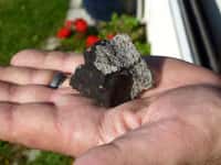 La météorite découverte dans une toiture de l'Essonne. © A. Carion