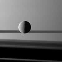 Le ballet des satellites Rhéa et Epimetheus a été saisi par la sonde Cassini avec les anneaux et Saturne en arrière-plan. Crédit Nasa 
