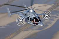Le X3 est basé sur le populaire hélicoptère Dauphin avec un rotor principal à cinq pales et deux autres petits rotors installés sur de petites ailes fixes de chaque côté de l’appareil. Il est capable d’atteindre une vitesse de croisière de 400 km/h. © Eurocopter