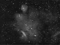Pendant les 3 heures 10 de poses nécessaires pour obtenir une image de la faible nébuleuse NGC 6559, la planète naine Cérès s'est déplacée, laissant un trait lumineux. Crédit J.-P. Guinot