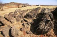 Blocs de roches métamorphisées présentes dans la ceinture de roches vertes de Tera au Niger (province du Liptako). © GET (CNRS, IRD, Université Paul Sabatier /OMP)