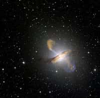 Ce magnifique cliché révèle toute la beauté de la galaxie NGC 5128. Barre de poussière, coquille d'étoiles, galaxies très lointaines tout autour, rien ne manque sur cette image qui représente la somme de plus de 20 heures de poses avec un télescope de 35 centimètres de diamètre. Crédit K. Crawford
