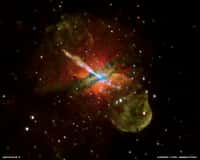 Une vue de la galaxie Centaurus A en fausses couleurs dans le domaine des rayons X. Elle contient un trou noir supermassif émettant deux jets contenant de l'antimatière sous forme de positrons. © Nasa
