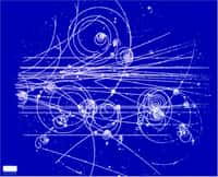 Une image prise dans une chambre à bulles montrant les trajectoires des particules courbées par un champ magnétique. Le sens de la courbure donne le signe de la charge de la particule, et le rayon de courbure mesure la quantité de mouvement. © Cern