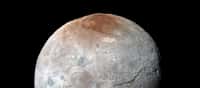 Le satellite naturel Charon photographié par New Horizons le 14 juillet, juste avant le survol de Pluton. Les images prises à travers les filtres infrarouge, rouge et bleu de l’instrument Ralph/MVIC révèlent les différentes compositions des terrains. La région du pôle nord nommée Mordor Macula se distingue du reste de ce corps céleste, deux fois plus petit que son compagnon Pluton. La résolution est de 2,9 km par pixel. © Nasa, JHUAPL, SwRI 