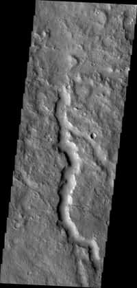 Pour David Leverington, les canaux qui caractérisent la surface de Mars ont été formés non pas par des eaux en écoulement mais des coulées de lave se déplaçant rapidement, d’un type que nous ne voyons pas sur Terre. © Nasa/JPL/ASU

