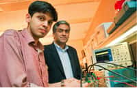 Au premier plan, Saurav Bandyopadhyay, étudiant doctorant en compagnie du professeur Anantha Chandrakasan. Tous deux ont mis au point une puce captant simultanément l'énergie de trois sources différentes. © MIT