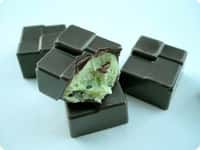 Le chocolat noir contient beaucoup de flavonols, des molécules aux propriétés antioxydantes. © passionfusion.canalblog.com