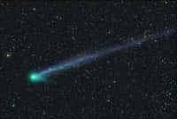 Cette superbe image de la comète C/2009 R1 McNaught a été prise le 10 juin 2010. Dégazages intempestifs du noyau et effets du vent solaire modifient l'aspect de sa longue queue d'heure en heure. Crédit M. Jäger
