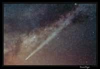 Fin d'année 2011 majestueuse pour la comète Lovejoy qui déploie sa queue de poussière sous le ciel étoilé de l'île de la Réunion. © D. Payet