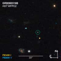 Le GRB 080319B vu par Hubble (cercle bleu). Crédit : Nasa, Esa, N. Tanvir, E. Rol (University of Leicester), A. Fruchter (STScI), A. Levan (University of Warwick)