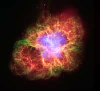 Lorsqu'une étoile explose en supernova, elle libère des éléments chimiques et les diffuse dans le milieu interstellaire. Ici, la nébuleuse du Crabe (dans la constellation du Taureau), un célèbre rémanent de supernova. © Rayons X : Nasa/CXC/J. Hester (ASU) ; Optique : Nasa/Esa/J. Hester et A. Loll (ASU) ; Infrarouge : Nasa/JPL-Caltech/R. Gehrz (Univ. Minn.), Wikimedia Commons, DP