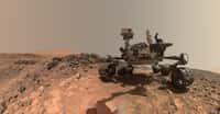 Le rover de la Nasa Curiosity en août 2015 sur le mont Sharp. En ce lundi 6 novembre 2023, cela fait désormais 4 000 jours martiens qu’il explore la Planète rouge. © Nasa, JPL-Caltech, MSSS