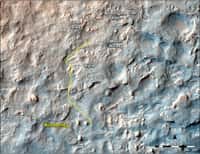 Sur cette image de la caméra HiRise (High Resolution Imaging Science Experiment) de la sonde spatiale Mars Reconnaissance Orbiter (MRO), on découvre le contexte topographique où progresse actuellement Curiosity. La dune Dingo Gap fut franchie lors de son 535e jour sur Mars (sol 535). Depuis, le rover emprunte un nouvel itinéraire, moins périlleux, et roule à reculons en direction du site Kimberley, distant de 1,1 kilomètre. Le 18 février, il a parcouru plus de 100 mètres en une seule journée. © Nasa, JPL-Caltech, université d’État de l’Arizona