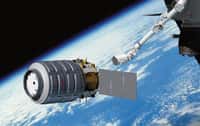 Le bras robotique de la Station spatiale Canadarm2 capturera le cargo spatial Cygnus pour le docker sur un port libre. Crédit Orbital Sciences