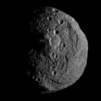 Malgré une surface austère et comme tous les astéroïdes, Vesta va aider à mieux comprendre les conditions qui ont dominé pendant la formation du Système solaire. © Nasa/JPL-Caltech/Ucla/MPS/DLR/IDA