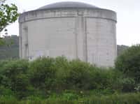 La centrale nucléaire des Monts d’Arrée (Brennilis, en Bretagne) a été exploitée de 1968 à 1985. La quasi totalité de la radioactivité présente sur site (combustible et eau lourde) était évacuée dès 1992. La fin des opérations de démantèlement est prévue pour 2025. © Perline, Wikipedia, CC by-sa 3.0
