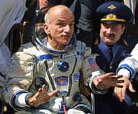 Depuis 2001 et le vol du premier touriste spatial Dennis Tito, ici à l'image, 6 autres personnes ont réalisé leurs rêves de voyager dans l’espace. Le Québécois Guy Laliberte est la dernière personne à l’avoir fait, en octobre 2009. Crédit RSC Energia 