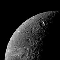 Après Rhéa, Dioné est le deuxième satellite de Saturne à posséder une mince atmosphère d'oxygène. © Nasa/JPL
