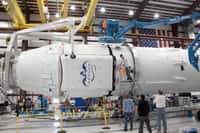 La capsule Dragon installée sur son lanceur. Avec ses 6 tonnes, ses 5,9 mètres de hauteur et ses 3,6 mètres de diamètre, elle doit s'amarrer à la Station spatiale internationale, capturée par le bras robotique de l'ISS. © Nasa