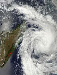L'instrument Modis de la Nasa à bord du satellite Aqua montre le cyclone Dumile&nbsp;le 2 janvier à&nbsp;11 h 35 heure française. En rouge, les zones d'orages&nbsp;intenses.&nbsp;©&nbsp;Nasa Goddard Space Flight Center,&nbsp;Modis&nbsp;Rapid Response Team