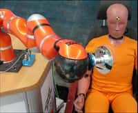 Un « crash test » impliquant le bras robotique mis au point au DLR (Allemagne). Le bras s'apprête à simuler ce que ne devrait jamais faire un robot : frapper un être humain.  © Institute of Robotics & Mechatronics/DLR