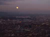 La fin de l'éclipse du 10 décembre au moment du lever de la Lune vue depuis les hauteurs de Lyon. © J.-B. Feldmann 
