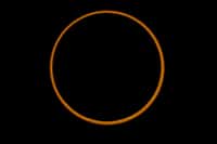 Une éclipse solaire annulaire se produit&nbsp;quand la Lune trop éloignée de la Terre ne couvre pas entièrement le disque solaire. Ici l'éclipse annulaire du 3 octobre 2005, observée en Espagne. © Yves Gandolphe