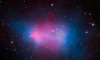 Image composite de ACT-CL J0102-4915, un superamas de galaxies surnommé El Gordo, créée à partir des données collectées par Hubble et Chandra. Les régions teintées en bleu représentent la distribution de la matière noire en son sein, et celles colorées en rose délimitent les gaz très chauds répandus dans ce supercontinent de galaxies. Avec une masse globale désormais estimée à trois millions de milliards de masses solaires (3.000 fois la Voie lactée), El Gordo est le superamas de galaxies le plus massif connu situé dans une région lointaine (sept milliards d'années-lumière), lorsque l'univers n'avait encore que la moitié de son âge actuel, qui est de 13,8 milliards d'années. © Nasa, Esa, Hubble, Chandra