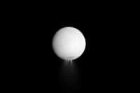 Les jets de glace qui s'échappent du pôle sud d'Encelade alimentent en vapeur d'eau l'atmosphère de Saturne. © Nasa/JPL
