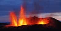 Les experts ne s’attendent pas à ce que l’éruption en cours du côté de l’Islande cause des difficultés au trafic aérien. Contrairement à ce qui s’était produit lors de l’éruption explosive du volcan Eyjafjallajökull – ici en illustration – en 2010. © moodboard, Adobe Stock