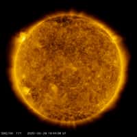 Une éruption a fait son apparition sur notre Soleil — en haut à gauche — le 29 mai dernier. Après des mois de calme, c’est peut-être le signe d’un regain d’activité de notre étoile. © Joy Ng, Solar Dynamics Observatory, Nasa