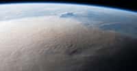 Sur cette photo prise depuis la Station spatiale internationale le lendemain de l’éruption du volcan Hunga Tonga-Hunga Ha’Apai, on découvre un impressionnant panache de cendres. Les chercheurs du Jet Propulsion Laboratory (JPL, États-Unis) précisent qu’il s’est accompagné d’une importante émission de vapeur d’eau. © Nasa