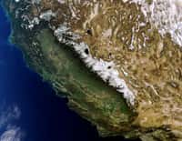Le contraste entre la Californie, à gauche, généreusement arrosée, et le Nevada désertique, à droite, est clairement mis en évidence sur cette image prise le 9 février 2011 par la caméra Meris (Medium Resolution Imaging Spectrometer) avec une résolution au sol de 300 mètres. © Esa  
 