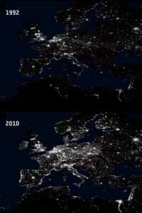 Dix-huit ans séparent ces deux images prises par les satellites américains DMSP. Elles révèlent l'augmentation considérable de la pollution lumineuse nocturne en Europe. © NGDC/DMSP/Esa