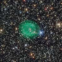 Cette étonnante image obtenue grâce au très grand télescope de l'ESO, le VLT, montre la nébuleuse planétaire verte et éclatante IC 1295 entourant une étoile de faible luminosité en fin de vie. Les restes consumés de l’étoile se situent au centre de la nébuleuse, en un point couleur bleu-blanc. © ESO