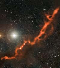 Long de 10 années-lumière, ce filament sinueux de poussière cosmique dans la constellation du Taureau s'est déjà fragmenté pour démarrer le processus de formation stellaire. © ESO/Apex (MPIfR/ESO/OSO)/A. Hacar et al./Digitized Sky Survey 2/Davide De Martin