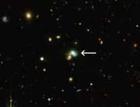 L'image du télescope Canada-France-Hawaï montre des milliers de galaxies dans l'univers lointain. Mais celle proche du centre semble vraiment très bizarre : elle brille d'une lueur verte. Cet objet très peu courant est appelé J224024.1&#8722;092748 ou J2240 et est un exemple parfait d'une nouvelle catégorie d'objets, les galaxies Haricot vert. Ce sont des galaxies qui brillent dans leur totalité sous l'effet des rayonnements provenant de la région qui entoure le trou noir central. J2240 se trouve dans la constellation du Verseau et il a fallu environ 3,7 milliards d'années à sa lumière pour atteindre la Terre. © CFHT, ESO, M. Schirmer
