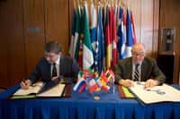 Signature de l'accord officiel de partenariat portant sur le programme ExoMars entre le Jean-Jacques Dordain, directeur de l'Esa (à droite), et Vladimir Popovkin, celui de Roscosmos. © Esa