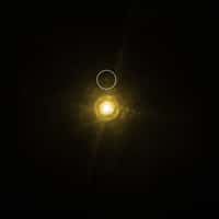 Après 5 heures de pause, le spectre de l'atmosphère de la planète orbitant autour de l'étoile HR 8799 a pu être obtenu. Sur cette image l'étoile se trouve au centre avec sa tâche de diffraction associée et la planète géante observée se trouve dans le cercle jaune. Crédit : ESO/M. Janson