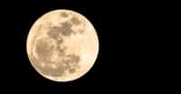 Pourquoi voit-on toujours la même face de la Lune depuis la Terre ? © Aun Photographer, Shutterstock