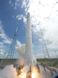 SpaceX veut rendre l’accès à l’espace beaucoup moins cher qu’il ne l’est aujourd’hui. A l’image, décollage du premier Falcon-9, le 4 juin 2010. Crédits Chris Thompson / SpaceX