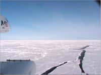 Ces fissures dans la banquise permettraient à l'océan Arctique&nbsp;d'interagir avec l'atmosphère et donc de libérer des quantités considérables de méthane. Les campagnes aériennes ont principalement&nbsp;été menées au départ de la&nbsp;ville d'Anchorage en Alaska. L'avion Gulfstream V&nbsp;peut voler plus de 11.000 km en toute autonomie.&nbsp;© Kort et al. 2012, Nature Geoscience