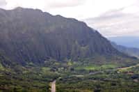 Oahu est une île d'origine volcanique, ce qui explique la nature basaltique de ses sous-sols. Les effets de l'érosion par la pluie et le vent sont bien visibles sur cette photographie. Le mont Ka’ala domine une population de 900.000 habitants du haut de ses 1.227 m. © jwinfred, Flickr, cc by-nc-nd 2.0