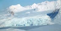 Ce glacier se trouve dans la région de l’archipel norvégien du Svalbard, l’une des sept régions dans lesquelles la fonte des glaces s’accélère, provoquant l’épuisement des ressources en eau douce. © John Sonntag, Nasa