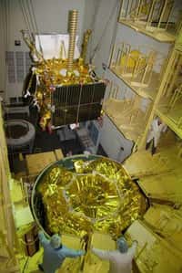 Installation du satellite Elektro-L1 sur l'étage supérieur Fregat de Zenit 3F, un lanceur assemblé sur étagère. Les deux étages de la Zenit, fournis par l’Ukraine ont satellisé Fregat et son satellite sur une orbite parking avant que Fregat allume par trois fois ses propulseurs pour augmenter son altitude de façon à placer Elektro-L1 sur une orbite géostationnaire. © Roscosmos