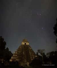 Ciel étoilé au-dessus du temple du Grand Jaguar, sur le site maya de Tikal, au Guatemala. © Stéphane Guisard/IDAEH-Tikal