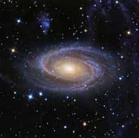 Cette superbe photographie de la galaxie M 81 met en valeur la boucle de Arp (à droite) qui est désormais rattachée à notre Voie lactée. La tache bleue au-dessus à gauche de M 81 est une petite galaxie satellite. © R. Jay GaBany