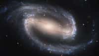 Une photo prise par le télescope spatial Hubble de NGC 1300. Cette galaxie spirale barrée est située à 69 millions d'années-lumière de nous en direction de la constellation de l'Éridan. Elle fait partie de ces galaxies possédant une grande barre centrale. Celle-ci contient une spirale de 3.300 années-lumière. © Wikipédia, DP